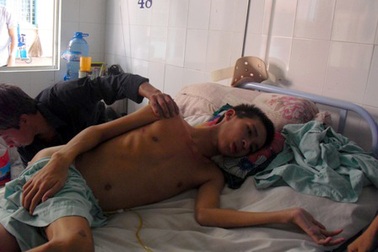 Xót xa cậu sinh viên đi làm thêm bị té từ lầu 2