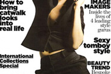 Kate Moss tiếp tục "khoe" vòng 1 trên Vogue