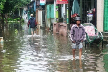 Nhiều tuyến đường trong Thành nội Huế ngập lụt vì mưa lớn