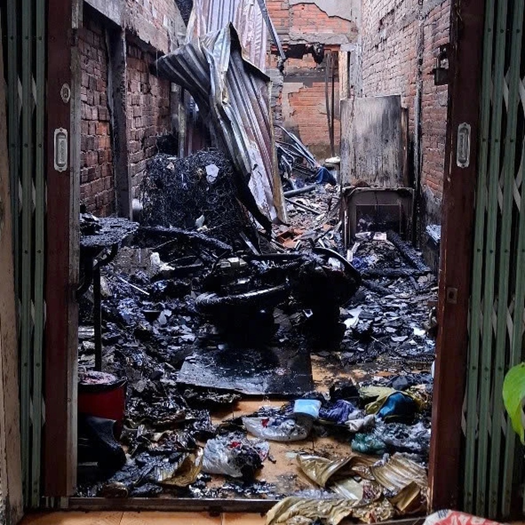 Cháy nhà 4 người chết ở Tiền Giang: Hẻm nhỏ 1m, xe chữa cháy khó tiếp cận - 1