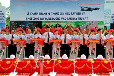 Đưa vào sử dụng hệ thống đèn tín hiệu bay đêm sân bay Phù Cát