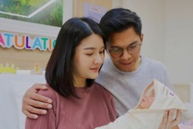 Cầu thủ Thái Lan đá phản lưới nhà suy sụp, vợ ở bên động viên