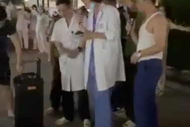 Xôn xao clip BV Bạch Mai tụ tập đông người hát hò, Bộ Y tế yêu cầu báo cáo