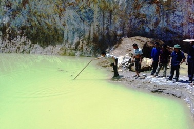 Rơi xuống hố công trình, hai mẹ con chết thảm   