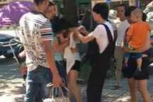 Vợ mang con đi lột đồ tiểu tam giữa phố, chồng "thêm lửa" cho vụ đánh ghen