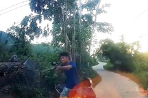 Nam thanh niên dùng súng tự chế đe dọa người đi ô tô