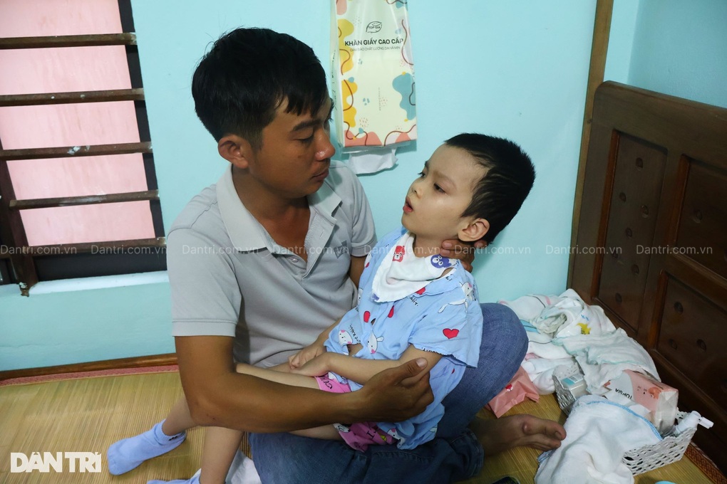 Bố mẹ nghèo đưa con về nhà, mong qua Tết có tiền nhập viện - 3 Bố mẹ nghèo đưa con về nhà, mong qua Tết có tiền nhập viện - 3