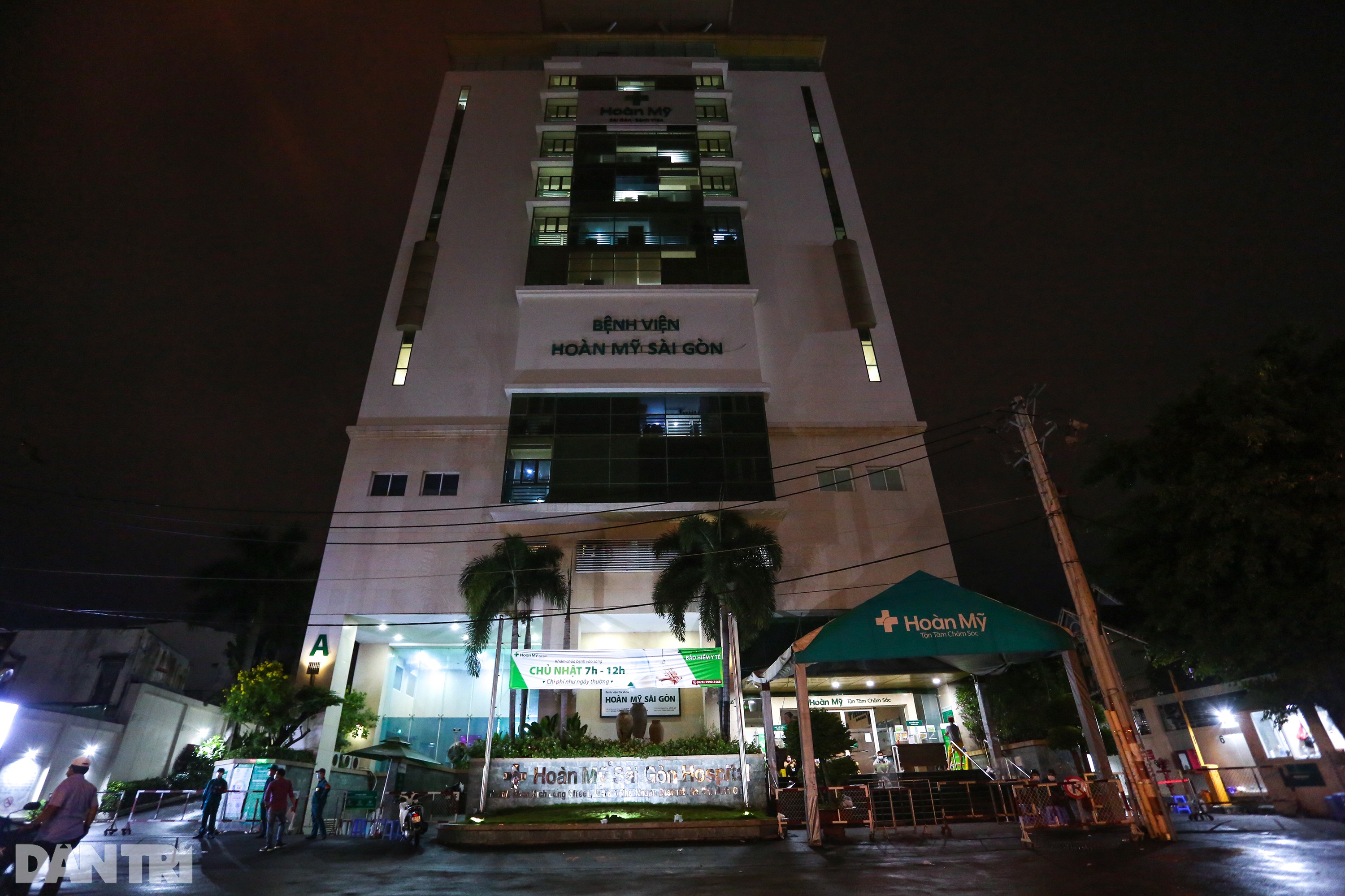 Phong tỏa Bệnh viện Hoàn Mỹ Sài Gòn, dân xếp hàng dài xin vào giữa đêm - 1 Phong tỏa Bệnh viện Hoàn Mỹ Sài Gòn, dân xếp hàng dài xin vào giữa đêm - 1