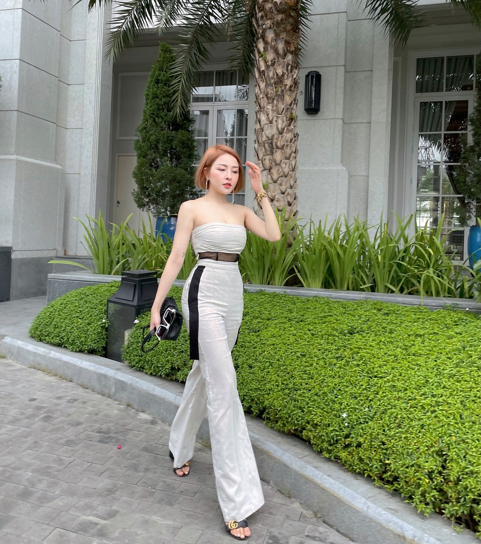 Hot girl thị phi Trâm Anh mượn cớ cổ vũ đội tuyển để quảng cáo cá độ - 3 Hot girl thị phi Trâm Anh mượn cớ cổ vũ đội tuyển để quảng cáo cá độ - 3
