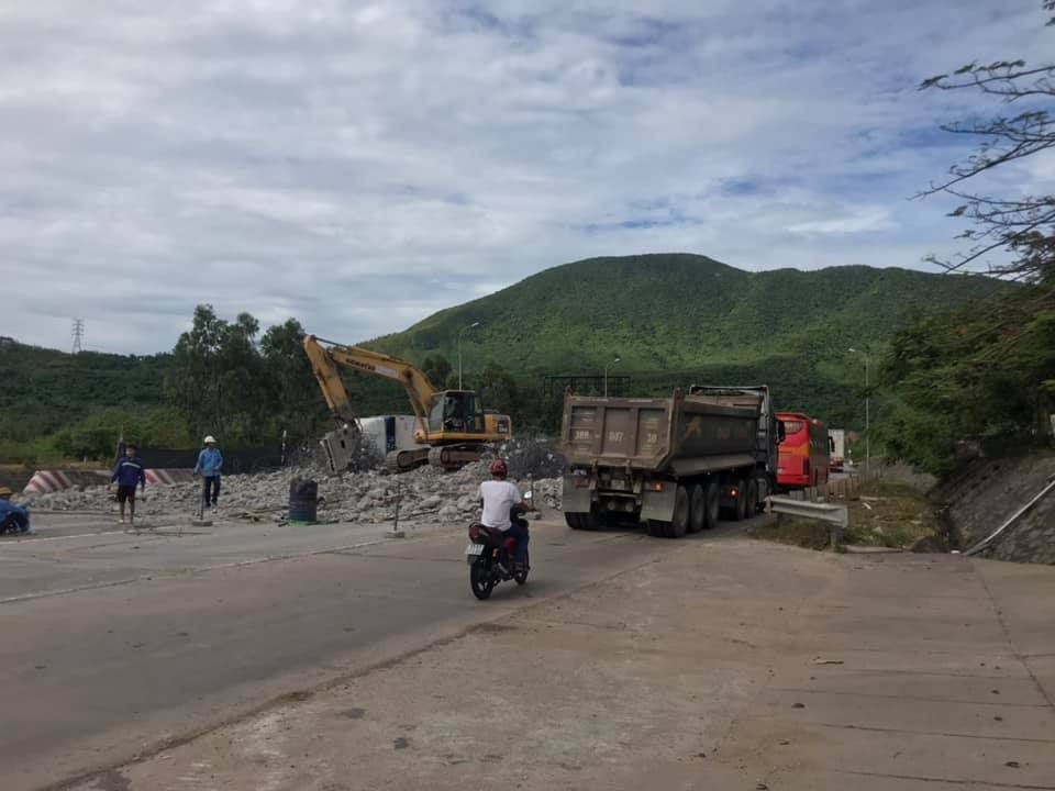Tháo dỡ trạm thu phí Đèo Ngang sau 4 năm bỏ không - 3 Tháo dỡ trạm thu phí Đèo Ngang sau 4 năm bỏ không - 3