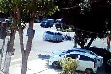 Ô tô vượt đèn đỏ gây tai nạn kinh hoàng