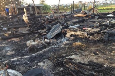 Xì bình gas, 3 căn nhà bị thiêu rụi