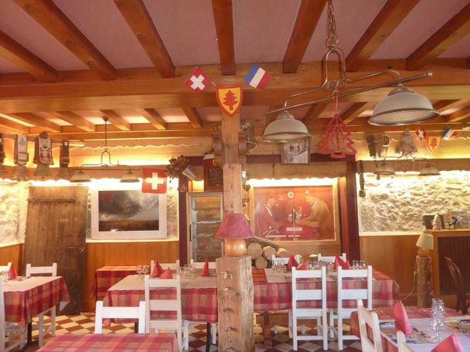 Ngủ giữa 2 quốc gia trên một chiếc giường tại khách sạn độc nhất vô nhị - 3