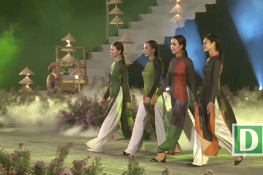 Phu nhân Đại sứ các nước duyên dáng trình diễn áo dài