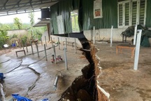 Sạt trượt, sụt lún nghiêm trọng bên đường Hồ Chí Minh