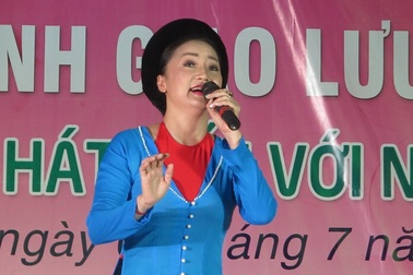 NSƯT Hồng Lựu mang tiếng hát đến với bệnh nhân nghèo