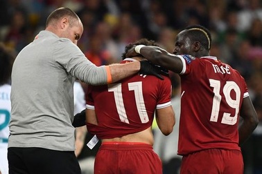 Bị Ramos chơi “tiểu xảo”, Salah bật khóc rời sân, nguy cơ lớn mất World Cup