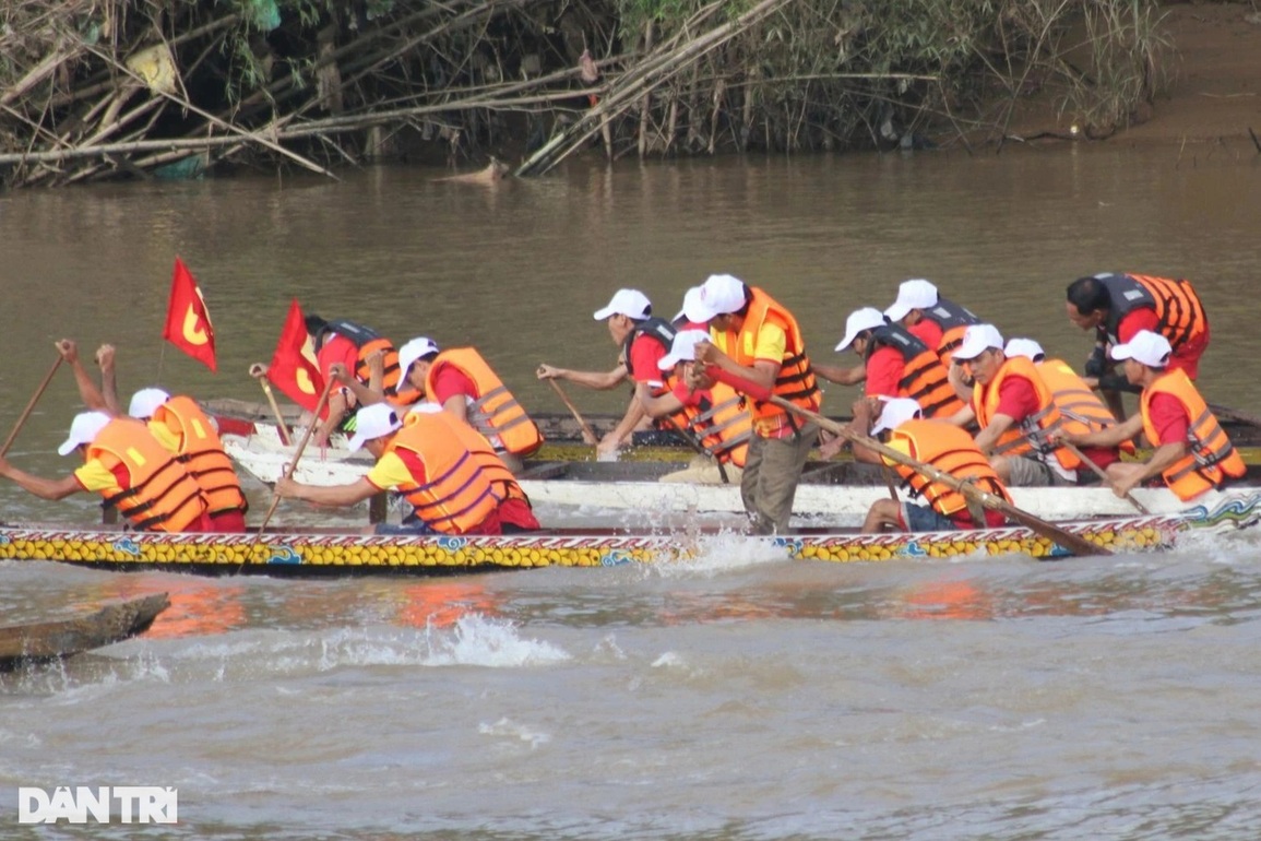 Sôi nổi lễ hội đua thuyền nhân ngày sinh cố Tổng Bí thư Lê Duẩn - 7 Sôi nổi lễ hội đua thuyền nhân ngày sinh cố Tổng Bí thư Lê Duẩn - 7