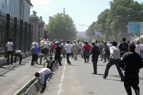 Kyrgyzstan ban bố tình trạng khẩn cấp vì đụng độ bạo lực