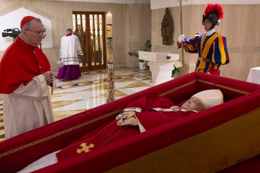 Thi hài Giáo hoàng Francis được ướp xác tạm thời như thế nào?