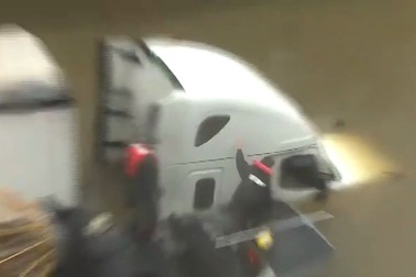 Giải cứu tài xế mắc kẹt giữa biển nước ở Mỹ