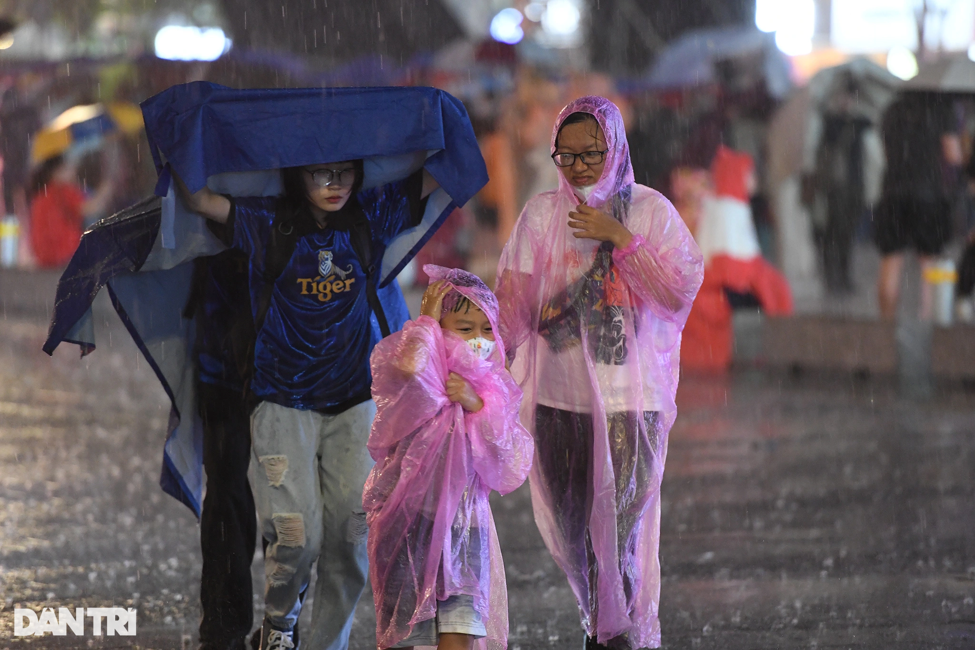 Cổ động viên TPHCM dầm mưa mừng chiến thắng của U23 Việt Nam - 9 Cổ động viên TPHCM dầm mưa mừng chiến thắng của U23 Việt Nam - 9