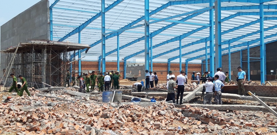 Đề nghị truy tố 4 bị can trong vụ sập tường làm 7 người chết ở Vĩnh Long - 1