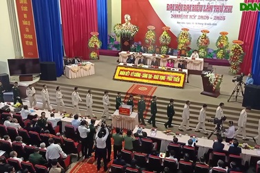 Đại biểu Đảng bộ tỉnh Bạc Liêu tham gia ủng hộ đồng bào miền Trung