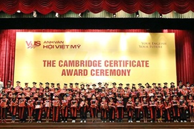 Anh văn Hội Việt Mỹ trao chứng chỉ chứng chỉ Cambridge Flyers & KET cho 649 học viên