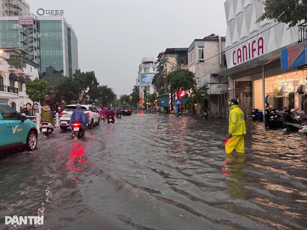 Mưa lớn đúng giờ tan tầm, nhiều tuyến phố ở Hà Nội ngập và tắc - 1 Mưa lớn đúng giờ tan tầm, nhiều tuyến phố ở Hà Nội ngập và tắc - 1