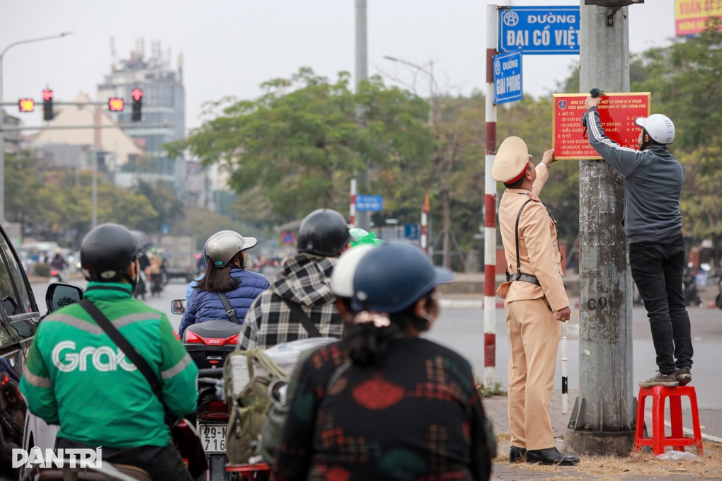 CSGT Hà Nội lắp biển thông báo mức phạt mới tại 58 nút giao - 1 CSGT Hà Nội lắp biển thông báo mức phạt mới tại 58 nút giao - 1