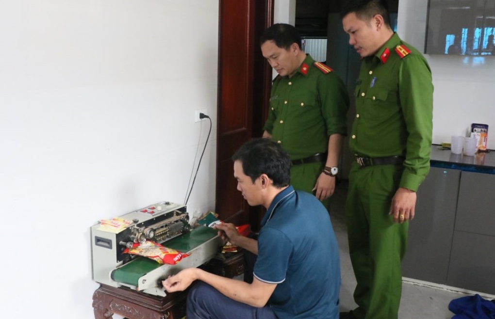 Tự đóng gói cả tấn bim bim, bánh tráng trộn bán ra thị trường - 1 Tự đóng gói cả tấn bim bim, bánh tráng trộn bán ra thị trường - 1