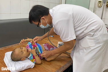 Ám ảnh tiếng khóc ngằn ngặt của bé 2 tuổi mắc bại não bẩm sinh