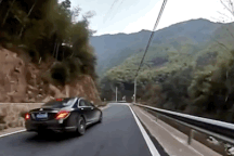 Ô tô con mất lái, lao thẳng xuống vách đá