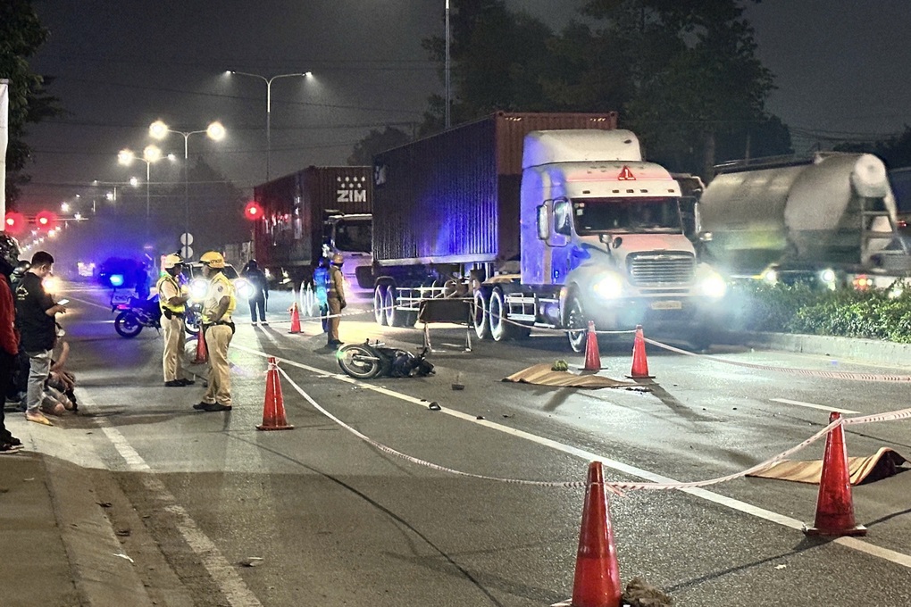 Ô tô đầu kéo cán người đi xe máy tử vong ở TPHCM - 1 Ô tô đầu kéo cán người đi xe máy tử vong ở TPHCM - 1