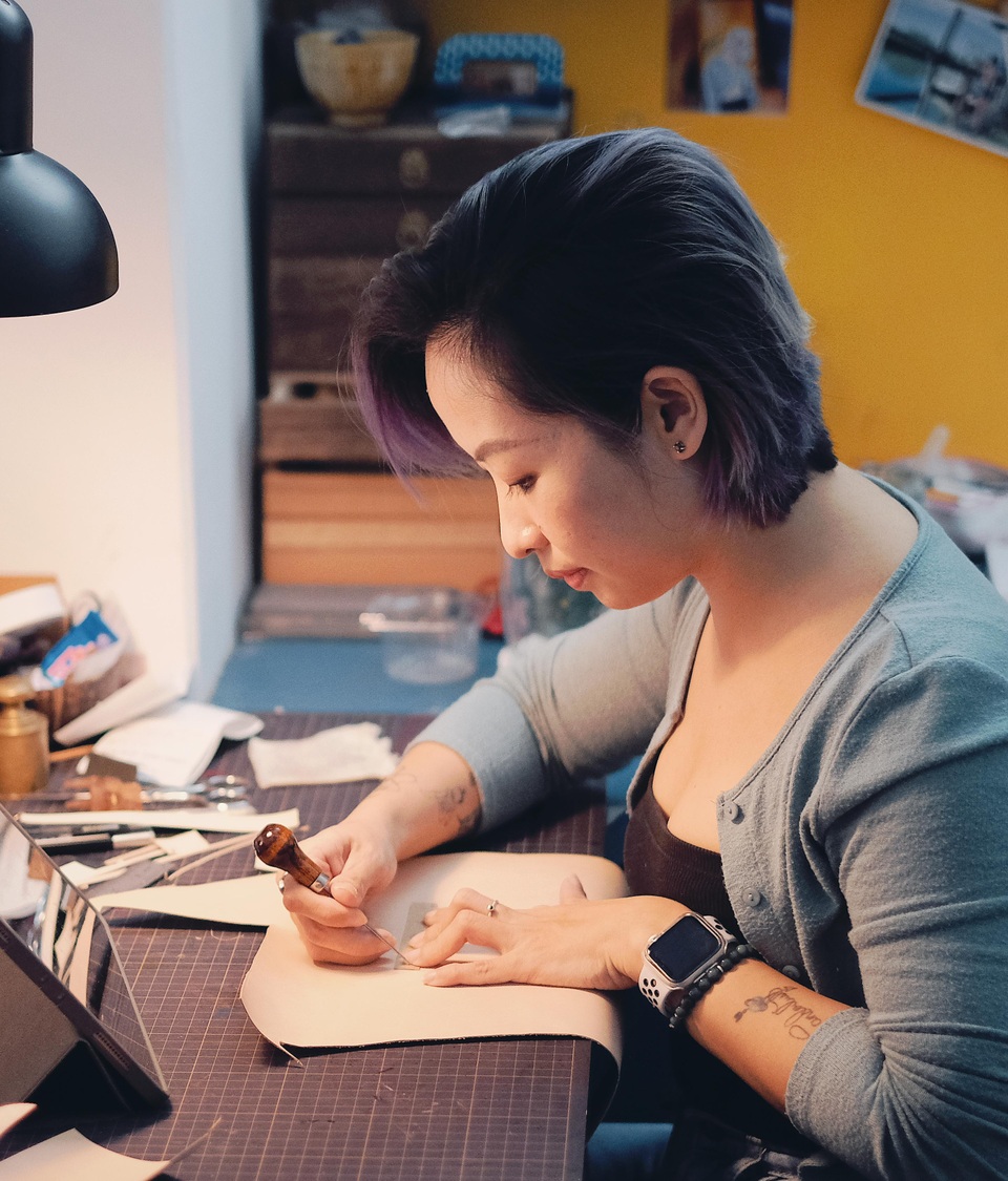 Bỏ lương nghìn đô, cô gái Hà Nội khởi nghiệp với nghề điêu khắc da bò - 1 Bỏ lương nghìn đô, cô gái Hà Nội khởi nghiệp với nghề điêu khắc da bò - 1