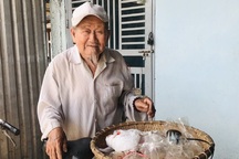 Cụ ông 90 tuổi bán đậu phộng để làm từ thiện giúp người nghèo