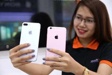 Hình ảnh iPhone 7 Plus "đọ dáng" cùng iPhone 6S Plus tại Việt Nam