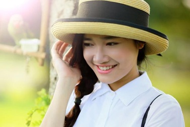 “Cô gái bánh tráng” Nhã Phương tinh nghịch giữa đồng lau