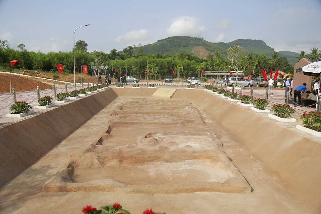 Khánh thành Bia di tích và mộ tập thể các liệt sĩ hy sinh tại đồi Xuân Sơn - 2 Khánh thành Bia di tích và mộ tập thể các liệt sĩ hy sinh tại đồi Xuân Sơn - 2
