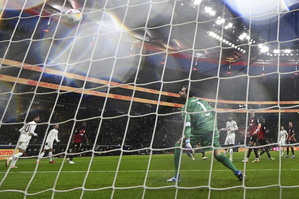 Harry Kane mờ nhạt, Bayern Munich bất ngờ thua đậm trước Frankfurt - 3 Harry Kane mờ nhạt, Bayern Munich bất ngờ thua đậm trước Frankfurt - 3
