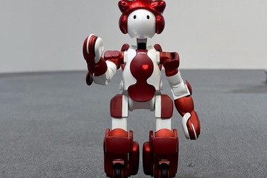 Robot chào đón du khách ở sân bay Nhật Bản