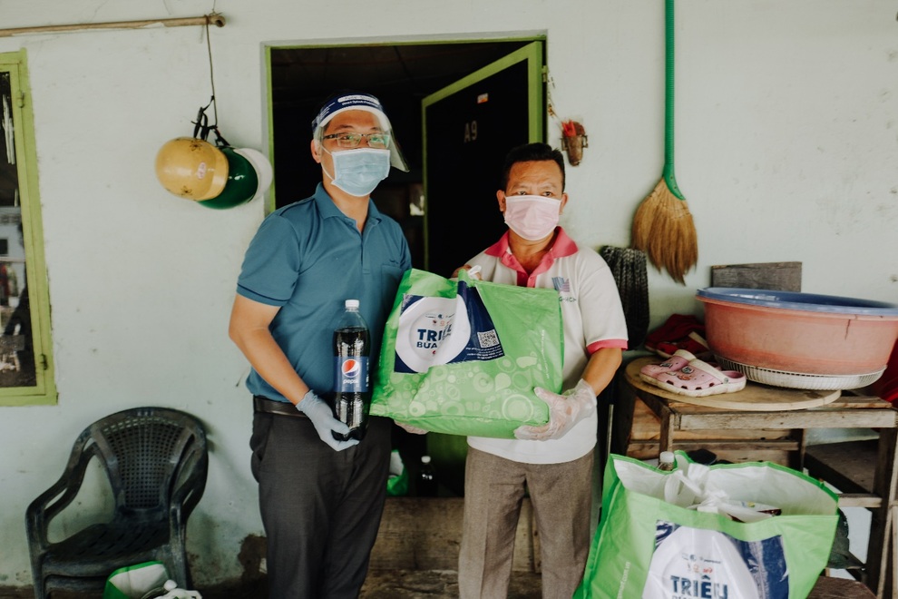 Triệu bữa cơm 2021 tiếp tục hỗ trợ 16.000 người lao động khó khăn - 1 Triệu bữa cơm 2021 tiếp tục hỗ trợ 16.000 người lao động khó khăn - 1