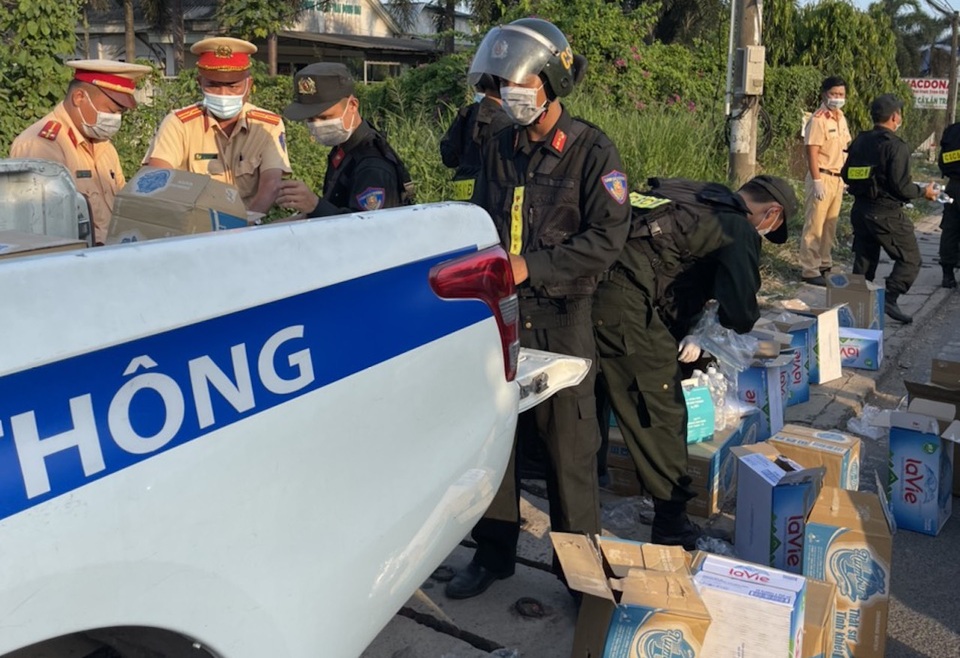 Giật mình vì CSGT đứng đầy đường, người dân bất ngờ khi được phát nước - 3 Giật mình vì CSGT đứng đầy đường, người dân bất ngờ khi được phát nước - 3