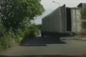 Tài xế quên chốt, cánh cửa thùng xe tải chực chờ "hạ gục" người đi đường
