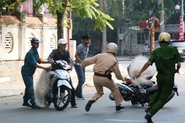 Dùng lưới cá bắt quái xế: Nếu xảy ra tai nạn sẽ phải đền!
