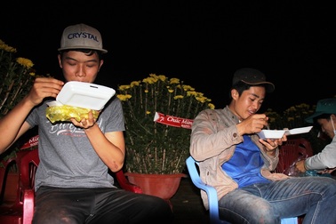 Thâu đêm "gác hoa": Vừa lo mưa gió lại sợ... xin đểu