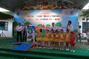 Trẻ mầm non được uống sữa miễn phí 