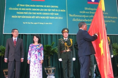 ĐH Cần Thơ đón nhận Huy chương Hữu nghị do CHDCND Lào trao tặng