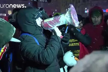 Tiền mất giá, người Venezuela gấp thành túi, thắt lưng kiếm kế sinh nhai